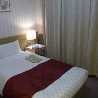 シングルベッドサイズは普通です　空気清浄機があります