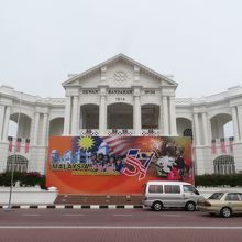 ホール前に設営された催事用舞台