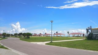 真上を飛行機がすごい音で飛ぶ人工ビーチがある公園