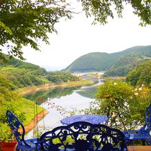 湖畔にあるカフェからダムを見渡す