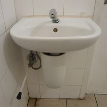 下のレバーを膝で左に押すと水が出る