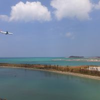 部屋のバルコニーからの眺め（オーシャンビュー）、飛行機の到着