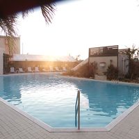 朝一の屋外プール。朝日をバックに意外とキレイなので撮りました