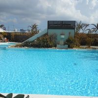 昼間の屋外プール。手前が大人用。左奥が子供用で滑り台付き。