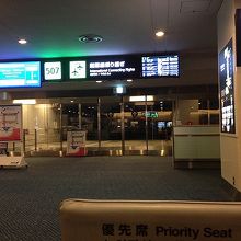 乗り継ぎ専用バスの待合室