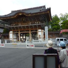 ボランティアガイドさんと一緒に境内巡拝します