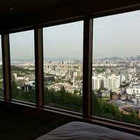 街を一望する窓　ま、綺麗な景色じゃないですけどね