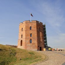 丘の上の塔。リトアニア国旗がはためいてます。