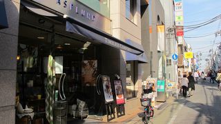 食器、クッションなどの小物の他にソファー食器棚んだなどの家具も販売しています。