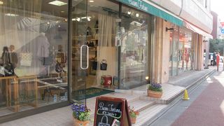 日本発のカラフルなバッグも扱うバッグ専門店です。