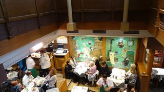 ムール貝を出す店でいっぱいです、