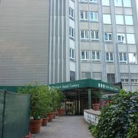 ガラス張りのビルを通り抜けたところに建っています