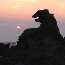 ゴジラ岩と夕日