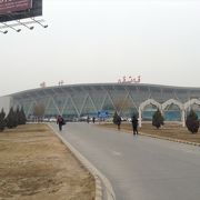 中国で最も西側の空港。国内線なのに北京まで経由便となり約6時間！