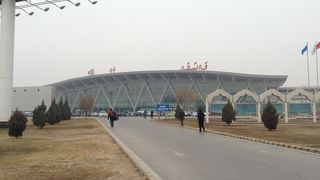 中国で最も西側の空港。国内線なのに北京まで経由便となり約6時間！