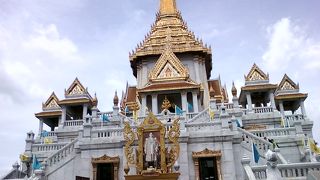 観光客で賑わう有名なお寺