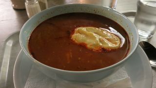 広場と、隣の建物の地下に美味しいものが！