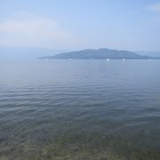 湖畔から温泉が湧き上がる不思議な場所