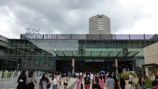 若者の多いショッピングセンターです。