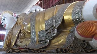 寝仏で有名です。