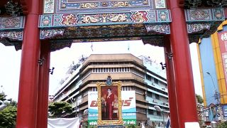 ヤワラートの端にある門