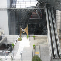 上層部通路から見た中央の吹き抜け部分