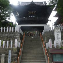 階段を登ると楼門です