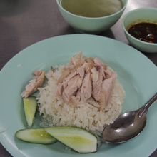 カオマンガイ。タレはピリ辛。