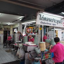 おそろいのピンクのシャツ。