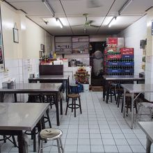 土曜日の朝は席にも余裕あり。