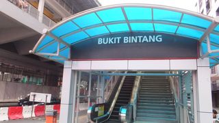 モノレール駅を降りたらＫＬ随一のショッピングモール、モール、モール。