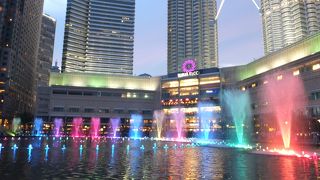 大きな公園でジョギングなども楽しめますが、夜はライトアップされた噴水ショーが楽しめます