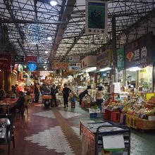 店の前の雰囲気。左手にある店が琉宮
