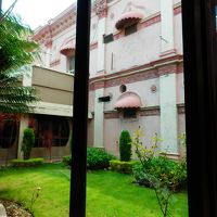 中庭に面したレストランからの眺め