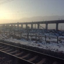 朝のウルムチ駅を出発したあと、高鉄の高架が見えます。