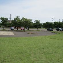 広い駐車場。場内に釣り餌の売店がありました。