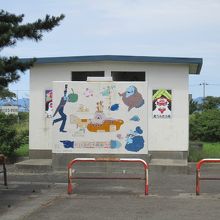 トイレのデコも画廊の一部？能代で有名なベラボウ凧の絵ですね。