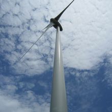 はまなす画廊へ行く途中の風車。根元に寄ってみます。