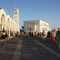 正面にホテル、大聖堂が左