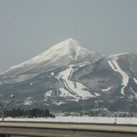 雪化粧の磐梯山です。スキー場が見えます。