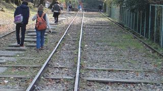 線路の上を歩くことができます