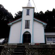 山の中の小さな教会だが，木造の塔に味がある