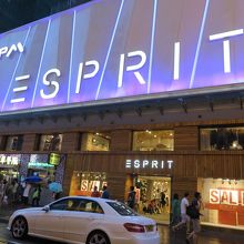 店舗外観（ランガムプレイスを出ると見えます）