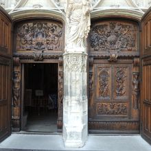 教会入り口の木の扉