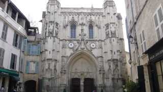 歴史を感じさせてくれる教会です