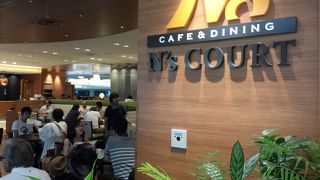 チェックインカウンター見渡せるカフェ