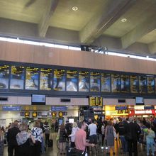 時間とプラットフォームを確認して電車にのります