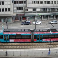 部屋からトラムが見えます