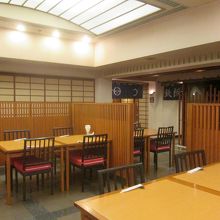 テーブル席奥には座敷席、右には鉄板焼き・寿司カウンター