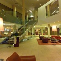 ロビーはガラスの階段初め、機能的な造りになっています